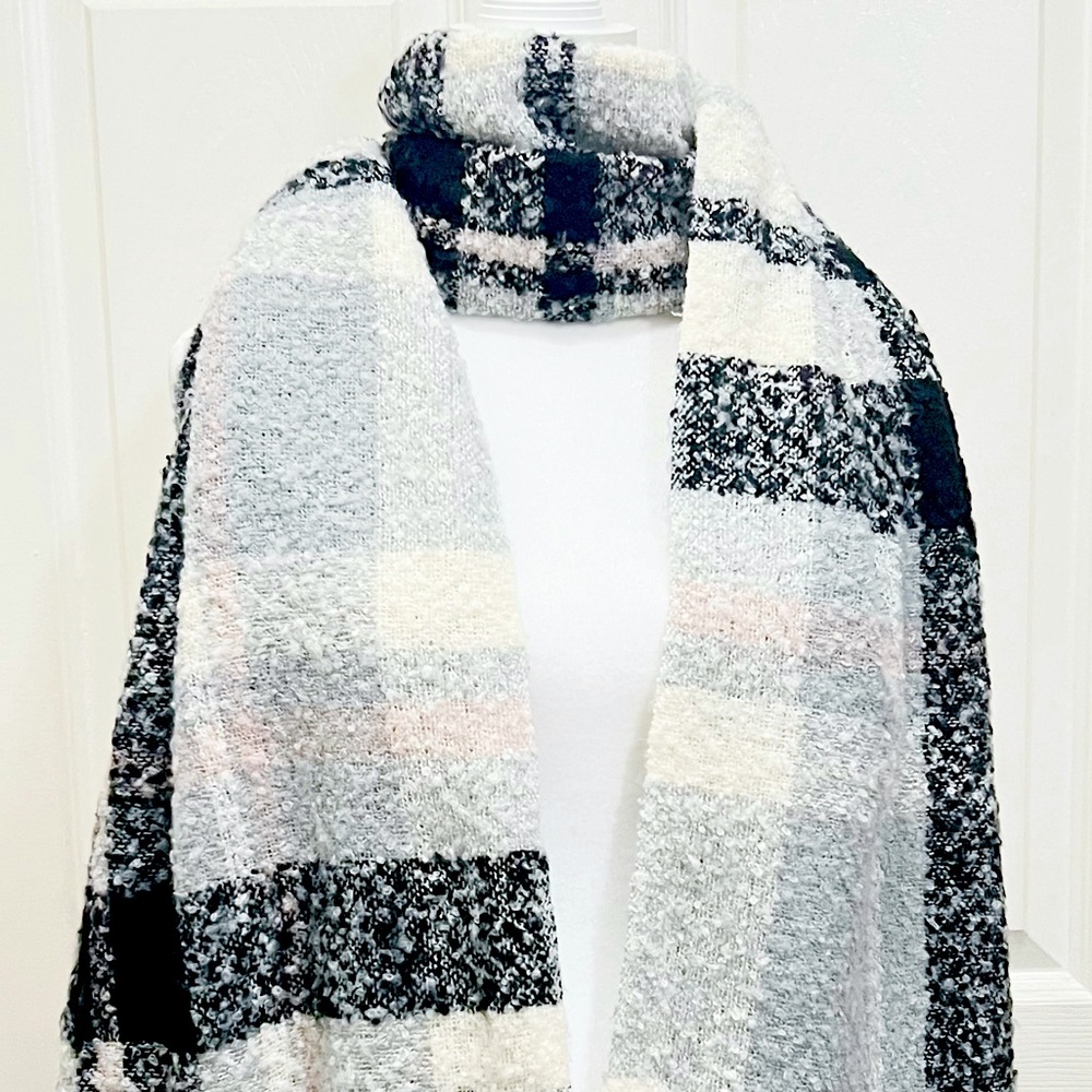 Plaid Black and White Women's Scarf - Picture 5 of 5